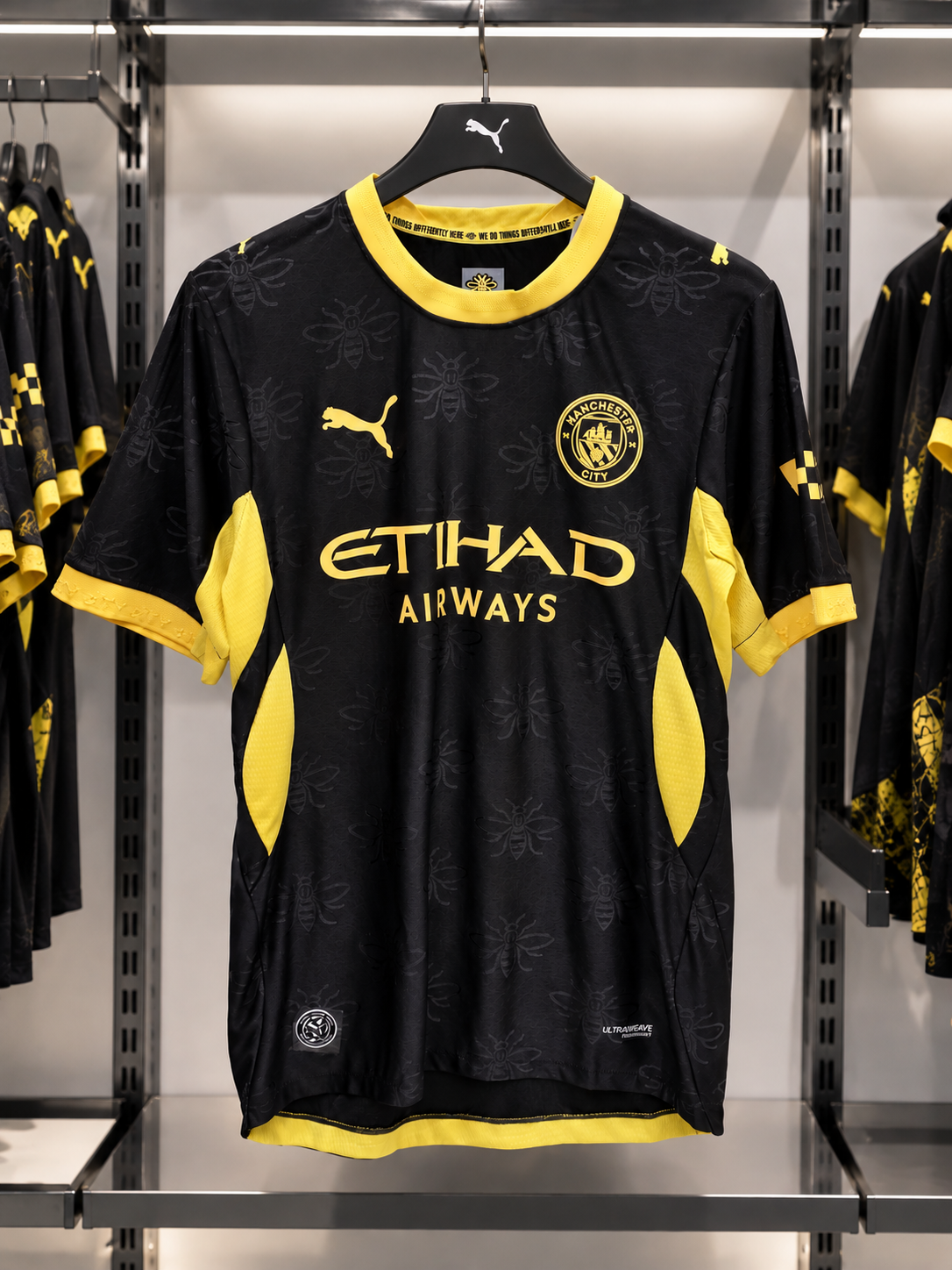 Manchester City 2025/26 Away Kit – Black & Gold Bee Print Jersey